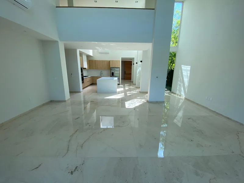 Sala residencial con piso claro