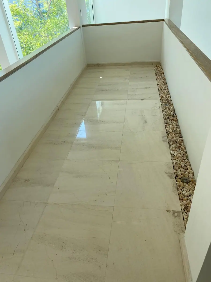 Corredor interior con piso claro