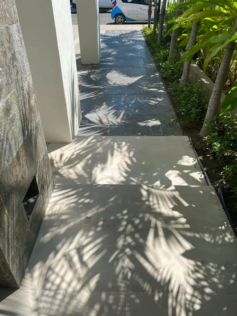 Escalones y piso en un espacio exterior