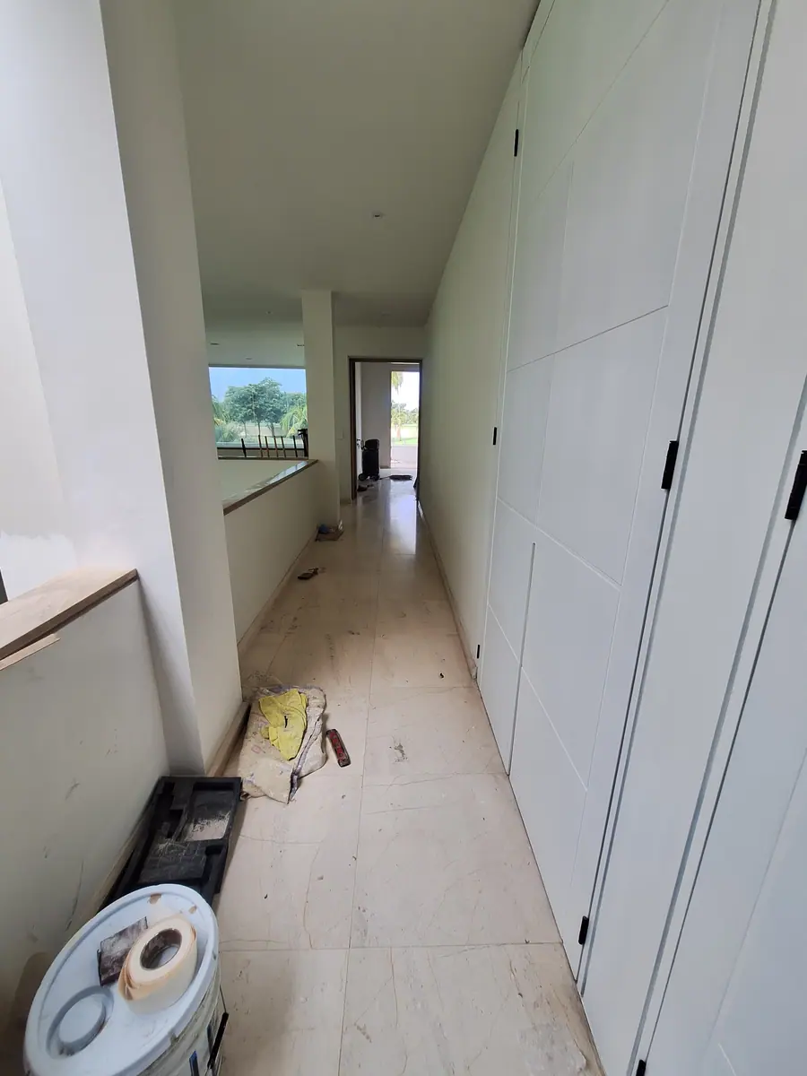 Condición visible de un piso en pasillo