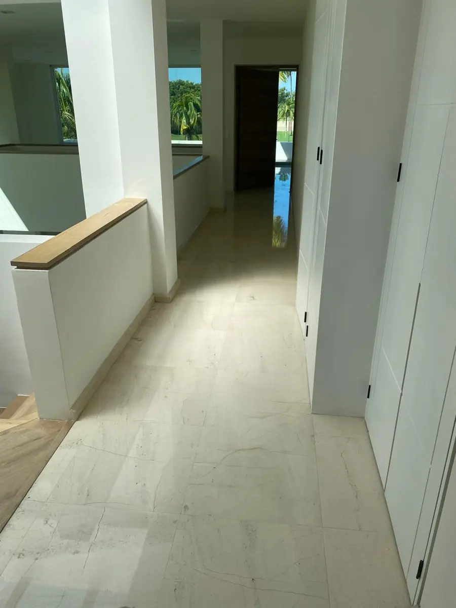 Piso claro en un pasillo interior