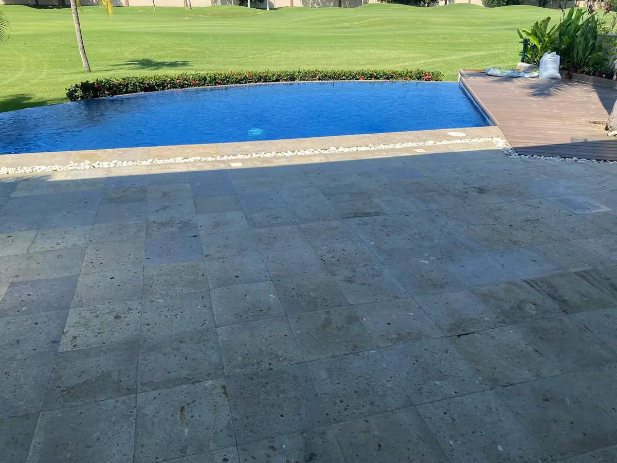 Terraza exterior junto a una alberca