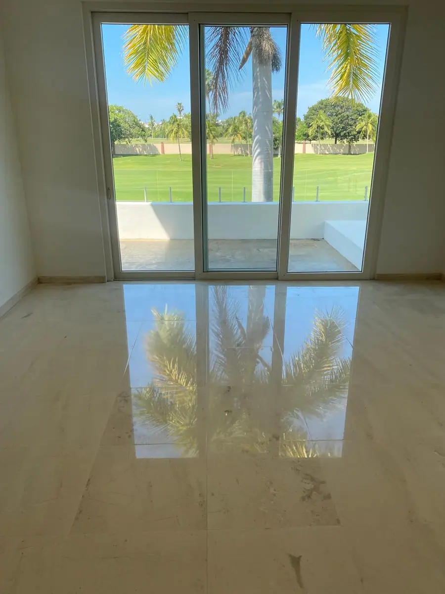 Piso de mármol claro en una habitación con ventanal