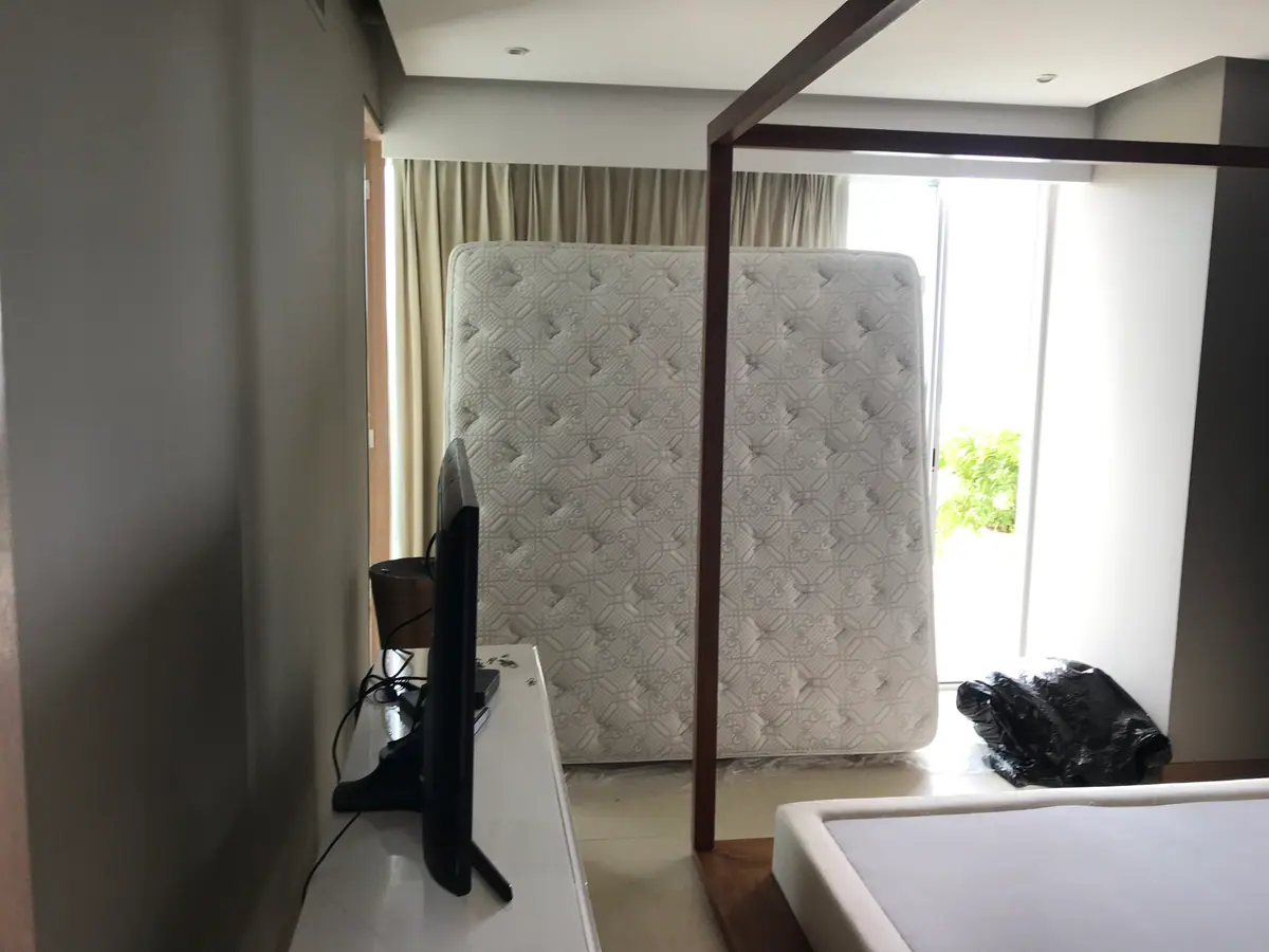 Colchón colocado de pie en una habitación