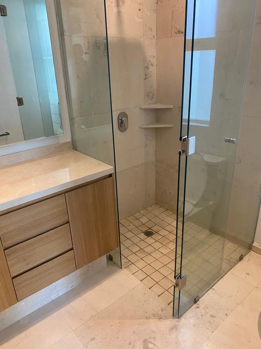 Cubierta clara en un baño residencial