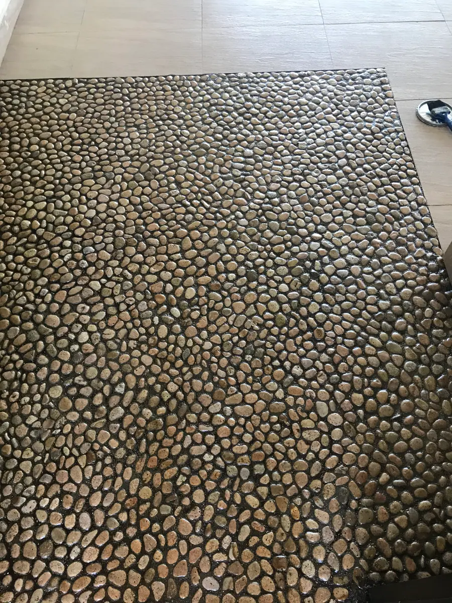 Piso de piedra lavada en un espacio interior