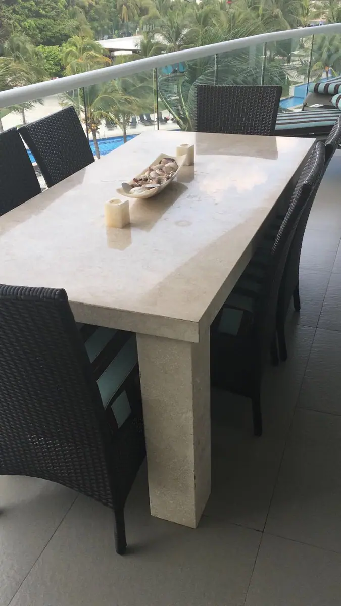 Mesa con cubierta de piedra